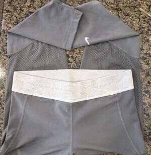 Nike Pro Dri-FIT Women’s Mid-Rise Capri Training Leggings Sz Medium